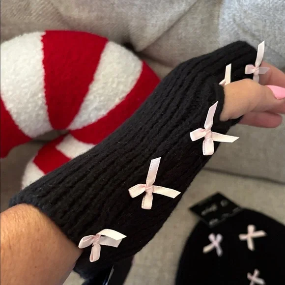 Black Beanie and Glove Set with Pink Bows - Picture 5 of 7